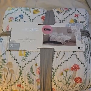 Shabby Chic White Quilted Bedding Set with Elegant Floral Design